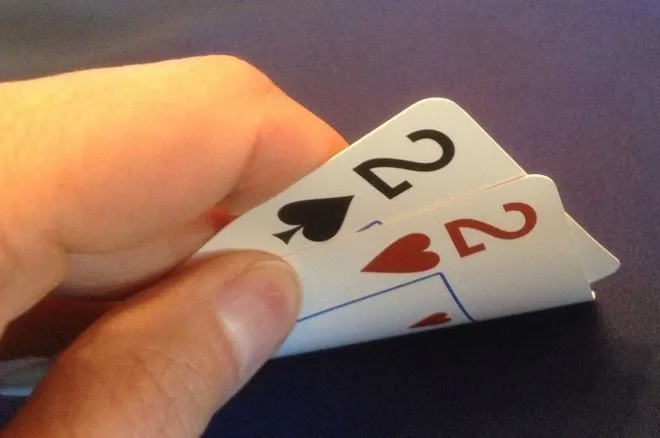 在德州扑克中小对子追逐暗三条须注意的两个负面因素(图1)